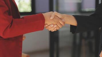 Nahansicht Aussicht von Geschäft Partnerschaft Handschlag, Foto von zwei Geschäftsmann Händeschütteln Verfahren. erfolgreich Deal nach großartig treffen. horizontal, Fackel Wirkung, verschwommen Hintergrund Handschlag Konzept. video