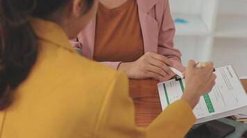 une équipe de gens d'affaires se réunit pour analyser les données du plan marketing, des rapports d'études de marché et des statistiques sur les revenus, le concept financier et comptable. video