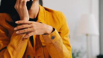 asiatische geschäftsfrau im formellen anzug im büro glücklich und fröhlich während der verwendung des smartphones und der arbeit video