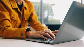 mujer de negocios asiática con traje formal en la oficina feliz y alegre durante el uso del teléfono inteligente y el trabajo video