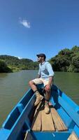 movimento fundo pessoas estão relaxante em a barco video