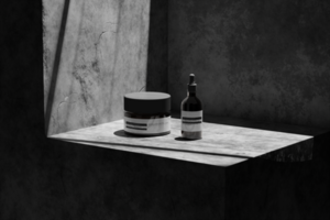 bottiglia pompa modello e vaso modello con naturale scena per cosmetico il branding psd