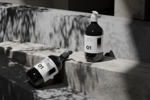 bomba botella Bosquejo con realista escena para cuerpo o champú producto psd