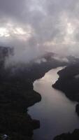 Vertikale Video von Fluss Nebel Antenne Aussicht