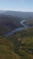 Vertikale Video von atemberaubend Natur Landschaft Antenne Aussicht