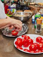preparación de relleno Tomates con menta hojas en hogar cocina foto