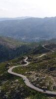 verticale video di montagna strada