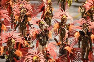 río, Brasil, febrero 12, 2024, desfiles de el samba escuelas paraíso hacer tuiuti de el especial grupo, durante el carnaval en el ciudad de rio Delaware janeiro en sapucaí calle foto