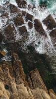 Vertikale Video von atemberaubend Meer Cliff. Natur Landschaft oben Aussicht