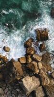 vertikal video av fantastisk hav klippa. natur landskap topp se