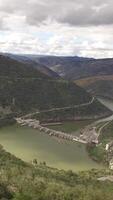 verticaal video van de verbazingwekkend douro vallei en rivier- douro in Portugal antenne visie