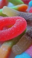Vertikale Video von Süss Süßigkeiten im Weiß Hintergrund