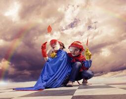 niños jugar el maravilloso héroes en apocalíptico paisaje foto