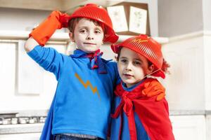 niños jugando a siendo maravilloso héroe foto