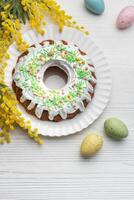 Pascua de Resurrección bundt pastel con Pascua de Resurrección huevos foto