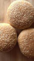 verticaal video van Hamburguer brood met zaden