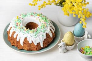 Pascua de Resurrección bundt pastel con Pascua de Resurrección huevos foto