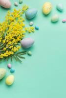 festivo Pascua de Resurrección decoración con vistoso huevos y mimosa flores en un pastel verde antecedentes foto