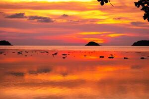 paisajes marinos de hermosa puesta de sol en la playa del mar con cielo rosa de vacaciones foto