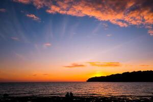 vistoso puesta de sol en el mar playa ,vistoso puesta de sol en el mar playa, amor concepto foto