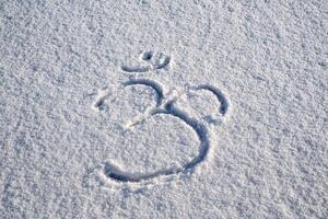 un mensaje en el nieve. el frase para meditación es om shanti meditación en el abierto aire, en invierno.yoga representa antiguo conocimiento, tranquilidad y tranquilidad. foto