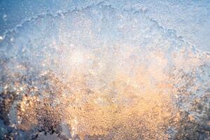 el textura de el vaso cubierto con escarcha en invierno en frío. mágico invierno patrones en el vaso. natural fenómenos. congelado agua en el ventana. foto