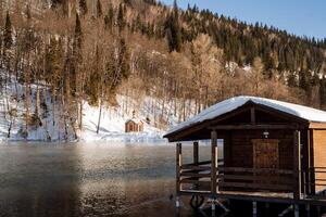 invierno Kiosko muy cerca a el invierno lago en un soleado día. descanso en el primavera rojo llave, un bañera por el lago, un viaje a el montañas y muelles. foto