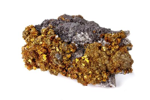 macro mineral Roca calcopirita en un blanco antecedentes foto