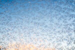 natural fenómenos, mágico escarcha y hielo patrones en un invierno vaso. invierno decoraciones, congelado agua en el ventana. foto