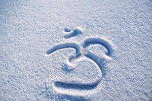 el firmar es escrito en el nieve. om Shanti. el símbolo de yoga representa antiguo conocimiento, tranquilidad y tranquilidad. hindú signo. foto