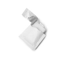 mojado toallitas bolsa, abierto paquete aislado en blanco foto