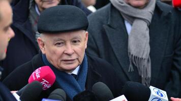 varsovia, Polonia. 7 7 febrero 2024. el líder de el oposición pis fiesta, jaroslaw kaczynski, durante un prensa conferencia en frente de el sejm foto