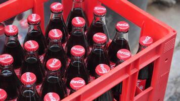 Turquía Estanbul dieciséis julio 2023. lleno Coca Cola botellas video
