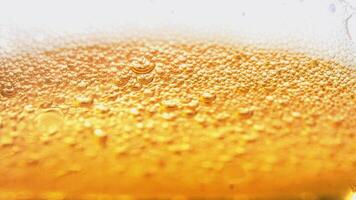 Bière . Bière mousse. Bière bulles. lumière Bière video
