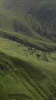 scoprire il bellezza di montagna paesaggi e il sinfonia di natura video