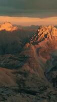 scoprire il bellezza di montagna paesaggi e il sinfonia di natura video