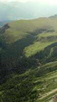 scoprire il bellezza di montagna paesaggi e il sinfonia di natura video