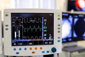 artificial pulmón ventilación monitor en el intensivo cuidado unidad. foto