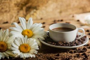 café. un taza de café con granos en un de madera antecedentes foto