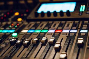 profesional sonido y audio mezclador controlar panel con botones y deslizadores sonido grabación estudio mezcla escritorio. mezclador controlar panel. de cerca. foto