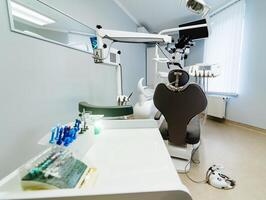 marca nuevo médico oficina. avanzado dentista habitación con microscopio. estomatólogo profesional equipo. Hola tecnología médico clínica. dentista clínica. moderno dental oficina interior. foto