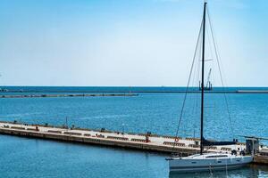 un yate costos acerca de un muelle en el mar en el verano en un soleado día. hermosa paisaje foto