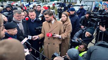 varsovia, Polonia. 7 7 febrero 2024. el líder de el oposición pis fiesta, jaroslaw kaczynski, durante un prensa conferencia en frente de el sejm foto