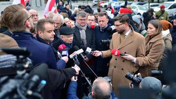 varsovia, Polonia. 7 7 febrero 2024. el líder de el oposición pis fiesta, jaroslaw kaczynski, durante un prensa conferencia en frente de el sejm foto