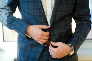 hombre vestido en formal tener puesto. cerca arriba ver de elegante hombre vestidos para Boda foto