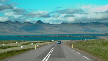 auto guida su il strada per Islanda. dentro Visualizza di un' macchina. strada numero 1 è dell'islanda principale strada. 4k video