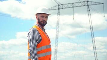 ingenieur werken in de buurt transmissie lijnen. ingenieur werken in de buurt transmissie lijnen video