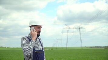 ingenieur werken in de buurt transmissie lijnen. ontevreden elektrisch ingenieur uitbrander ondergeschikt door telefoon video