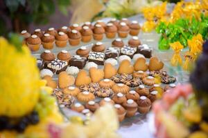 pastelitos caramelo bar para cumpleaños fiesta. elementos de decoración foto