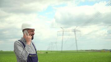 ingenieur werken in de buurt transmissie lijnen. ingenieur werken in de buurt transmissie lijnen. transmissie torens video